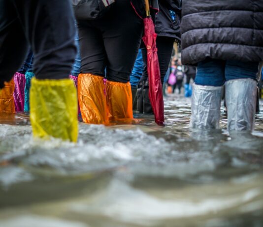 수해 피해 가계·중소기업에 긴급 안정자금 지원 people wearing boots