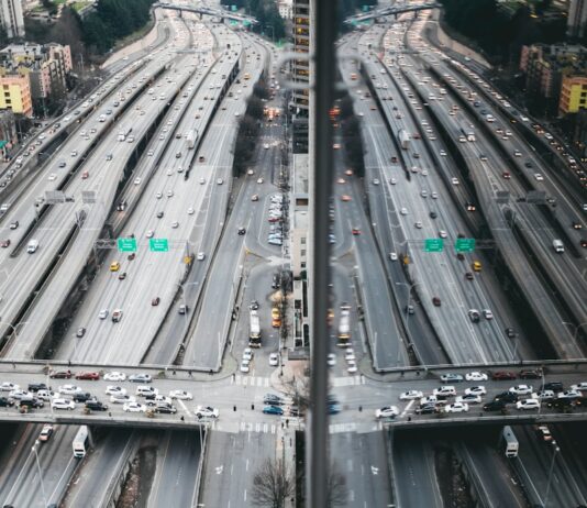 연말에 ‘대한민국 자율주행 지도’ 나온다…자율차 상용화 성큼 aerial photo of road