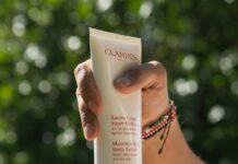 여름철 건강한 피부를 위한 수분 관리법 Clarins cream soft-tube