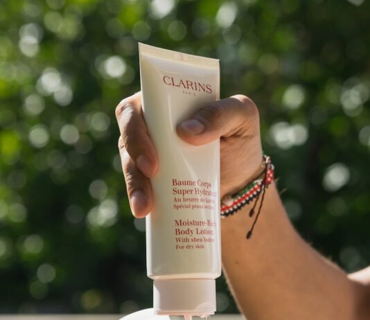 여름철 건강한 피부를 위한 수분 관리법 Clarins cream soft-tube