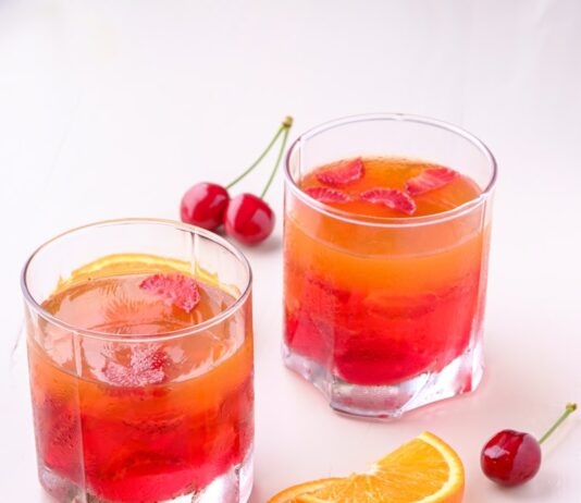 여름의 막바지, 더위를 건강하게 이겨내는 수분 보충 방법 two orange and cherry drink in glasses