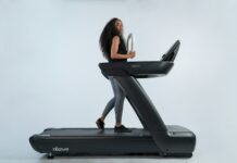 유산소 운동과 근력 운동의 차이점과 장단점 비교 a woman is walking on a treadmill