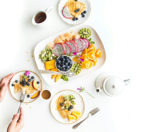 다이어트를 위한 건강한 아침 식단과 운동법 fruit dish