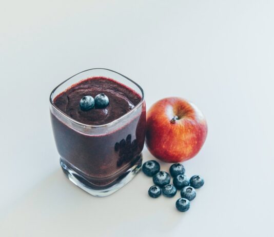 식이요법의 시작: 체질과 목표에 맞춘 계획 세우기 red apple on white surface