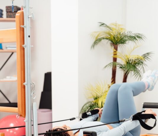 건강 관리, 운동과 다이어트로 몸매 가꾸기 a woman laying on a bench in a gym