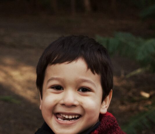 어린이 구강 건강 관리: 어릴 때부터 시작하는 치아 건강 boy in red and black sweater smiling